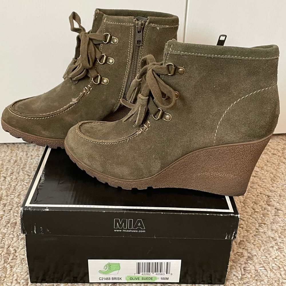 MIA Brisk Olive Suede Wedge Bootie 10M, Rubber sole. Comfortable casual bootie!